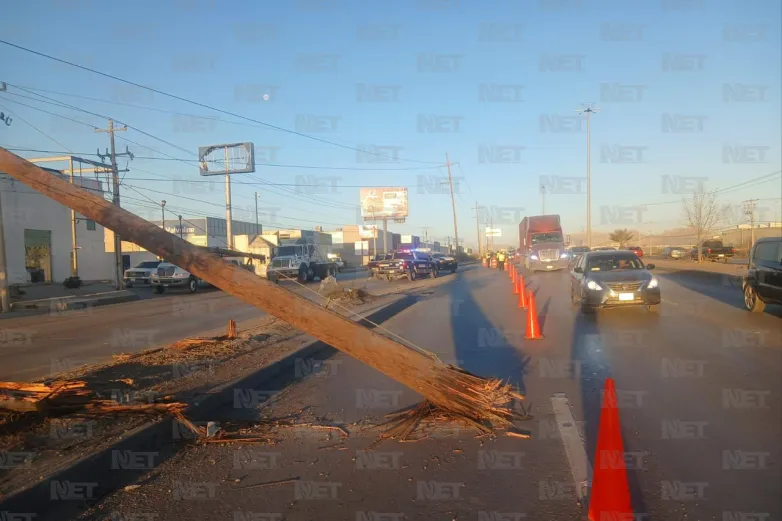 Choque de grúa provoca cierre y caos en el bulevar Talamás