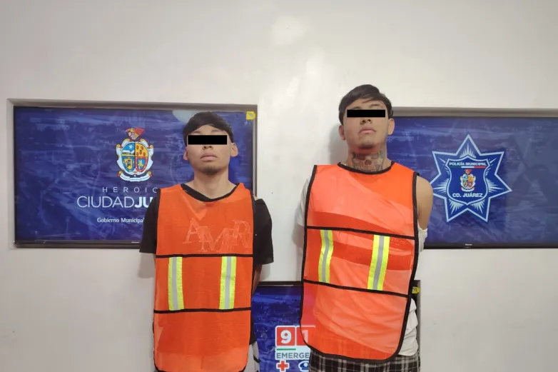 Caen tras persecución: llevaban pistola y municiones en camioneta