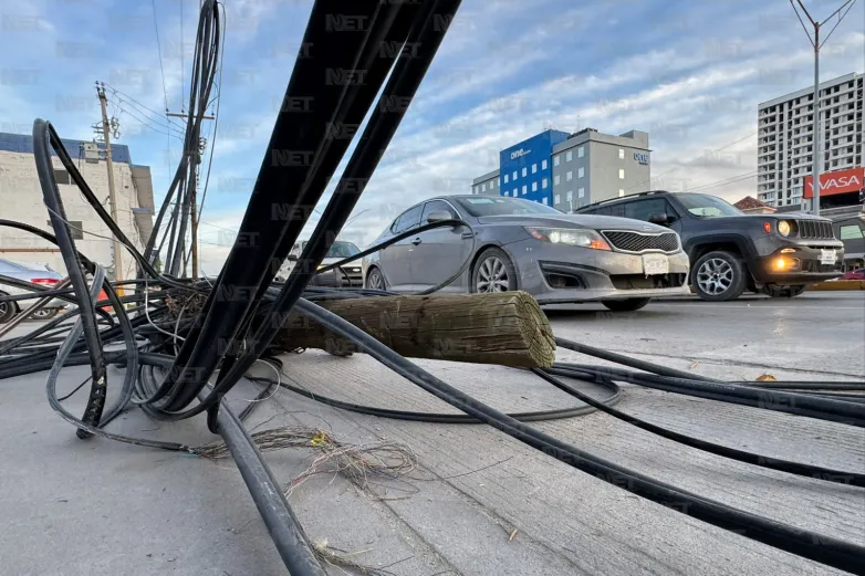 Permanece poste derribado sobre la vía pública