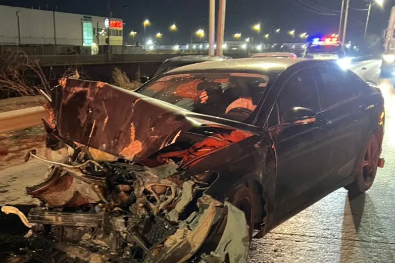 Se impacta de frente contra vehículo en el Juan Pablo II