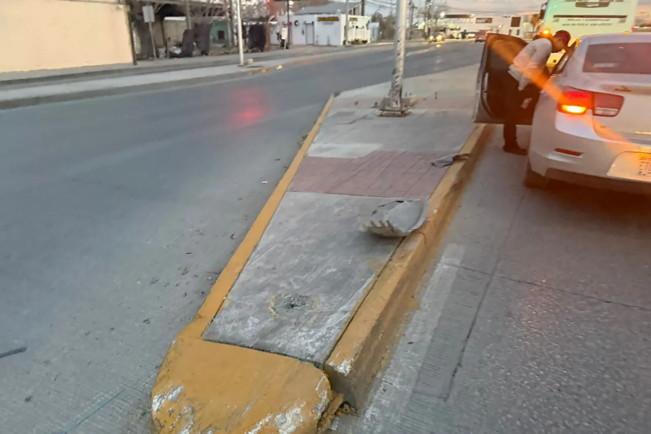 Conductora invade carril y choca contra autobús en Paseo de la Victoria