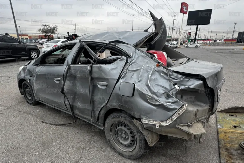 Chofer de plataforma vuelca en el Libramiento; hay dos lesionados