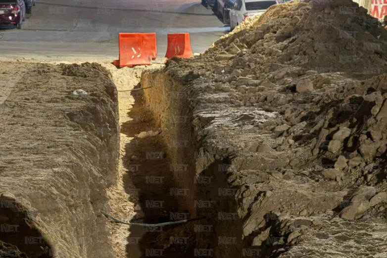 Caen 5 vehículos en excavación en calle de terracería