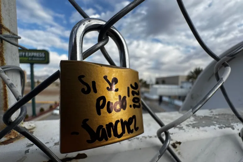 Candados en puente a el consulado, testigos de que sueños sí se cumplen