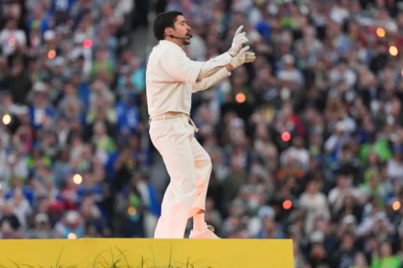 Dedica Bad Bunny tributo a Willie Colón en show en Brasil