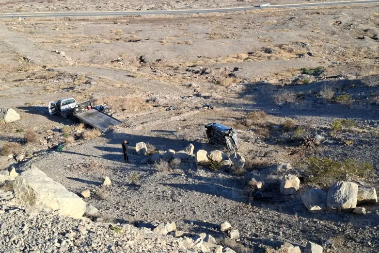 Camioneta vuelca en cruce de Camino Real y Pavorreal