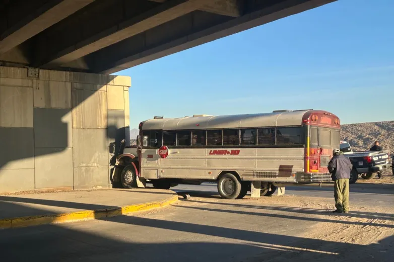 Camión de la línea 10 es abandonado tras chocar en Juan Pablo II