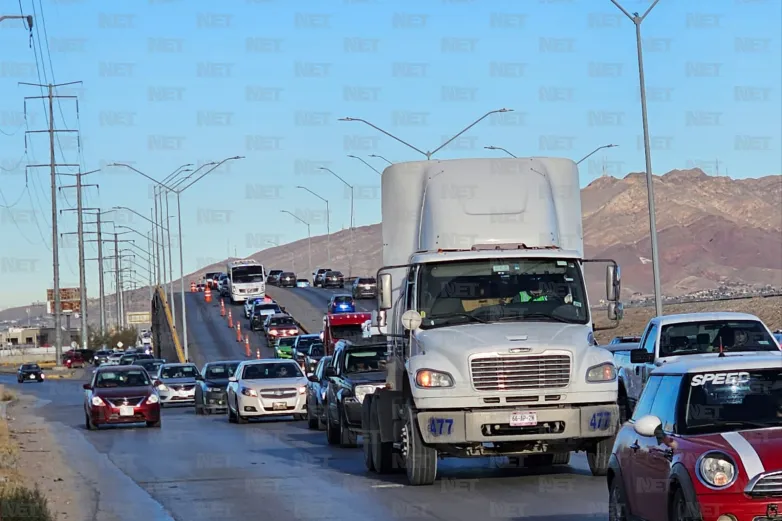 Socavón en el Juan Pablo II provoca caos vial 