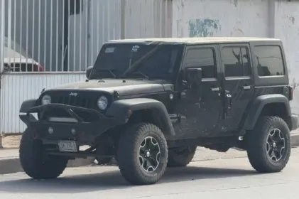 Hallan Jeep baleada y abandonada en Juárez Nuevo