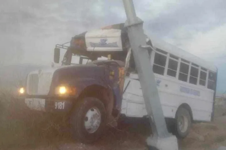 Roban camión de personal y lo hallan chocado en Granjas Polo Gamboa