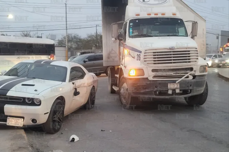 Chocan trailer y deportivo en la Troncoso
