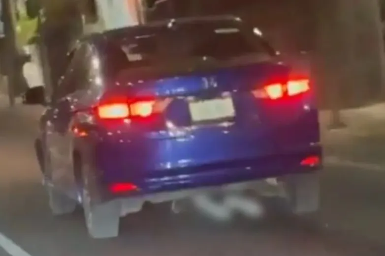 Detienen a mujer que arrastró a motociclista por 2 km en CDMX