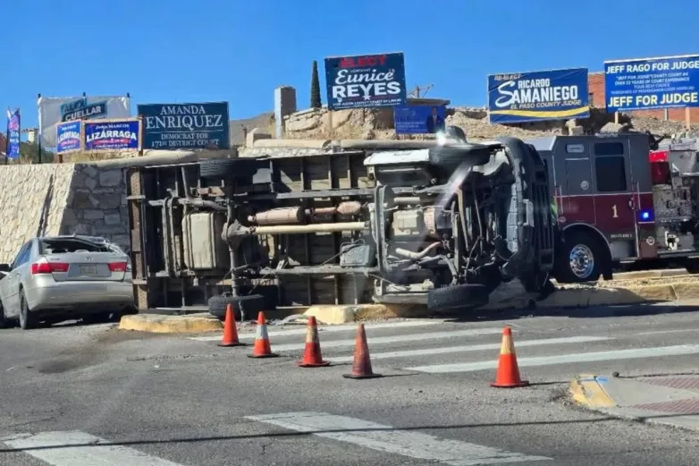 Vuelca camión de carga tras colisión en El Paso