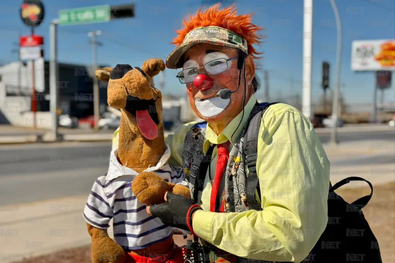 'Pin Pon' lleva risas a ruteras para ganarse la vida