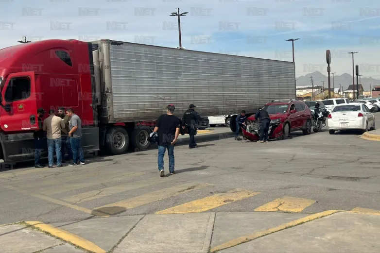 Camioneta intenta ganarle paso a tráiler y provoca choque