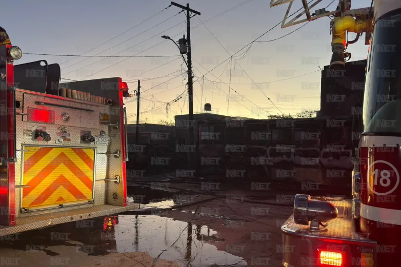 Hombre queda atrapado en fuego y es salvado por bomberos