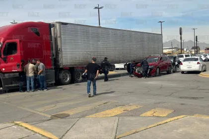 Camioneta intenta ganarle paso a tráiler y provoca choque