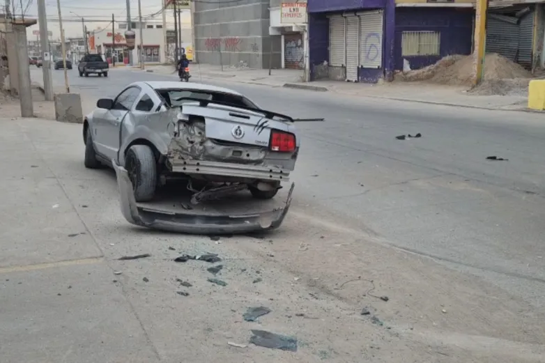 Mustang se pasa alto y choca en Zaragoza