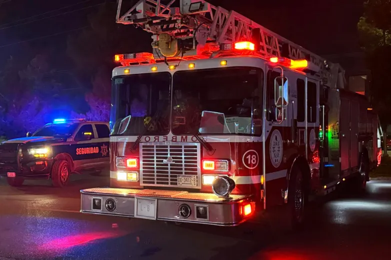 Bomberos apagan incendio en casa abandonada
