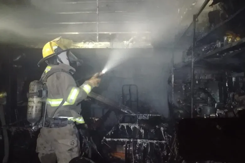 Investigan causa del incendio en el Mercado Reforma