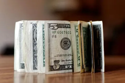 Sigue bajando el precio del dólar; así cotiza hoy en casas de cambio