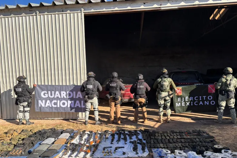 Aseguran arsenal y vehículos blindados en casa de seguridad de Namiquipa