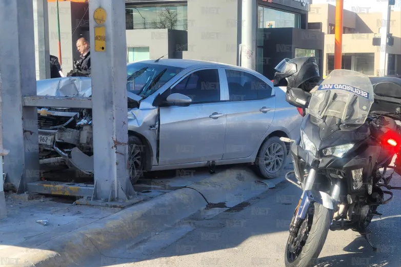 Aveo se impacta contra semáforo en López y Triunfo