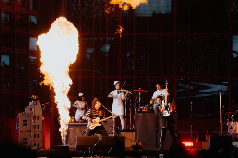 Fans encuentran popó en vasos durante concierto de My Chemical Romance