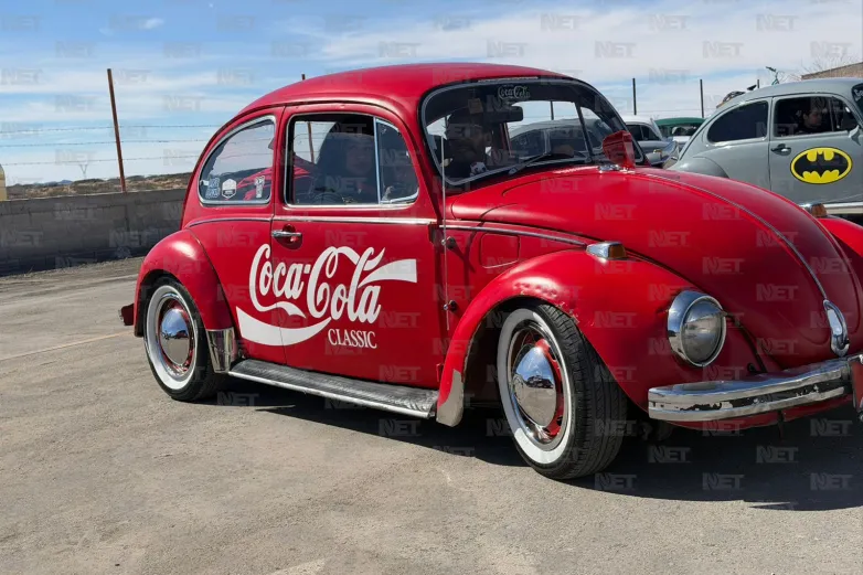 Combis y vochos toman Juárez en caravana por su día nacional