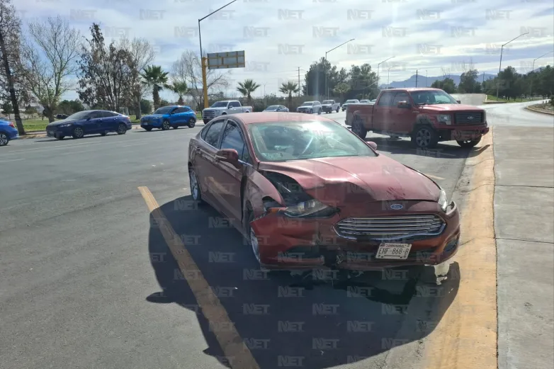 Mujer resulta lesionada tras choque en fila del puente Libre