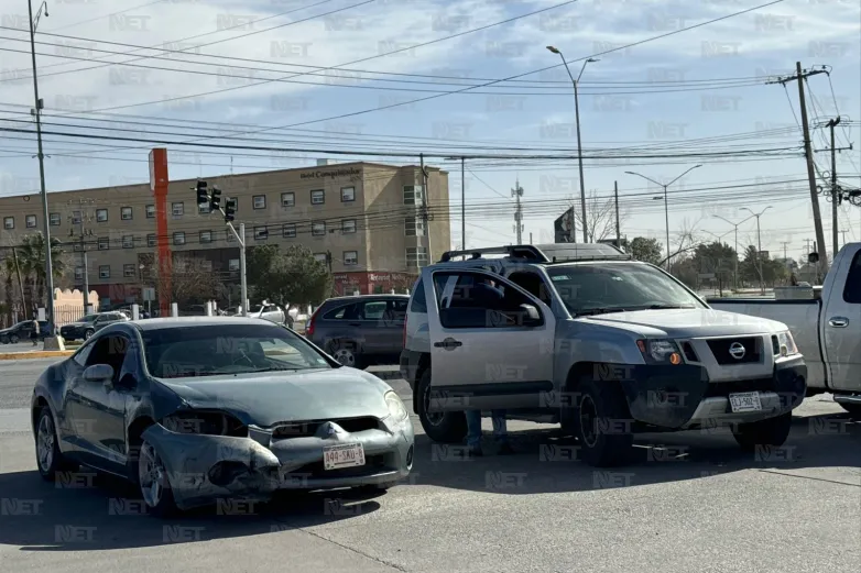 Chocan auto y camioneta en Paseo de la Victoria