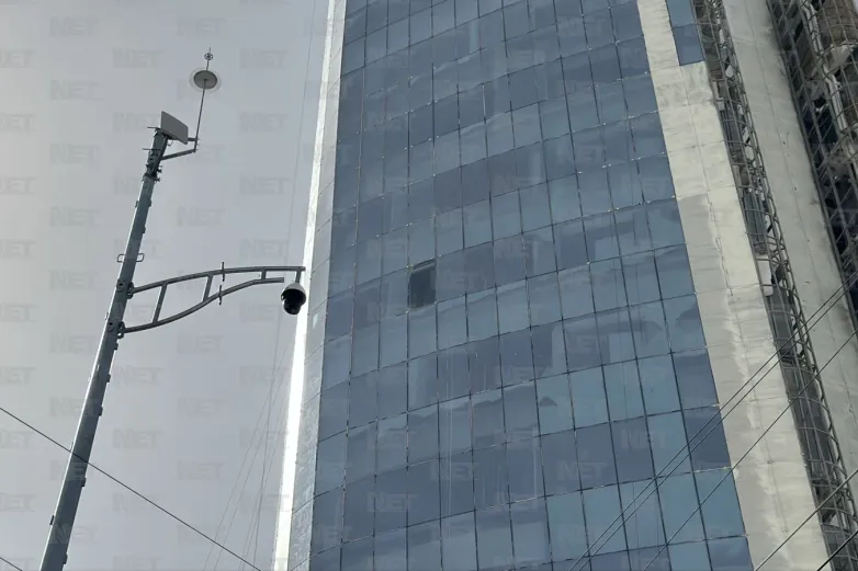 Cae vidrio de la Torre Centinela sobre auto 