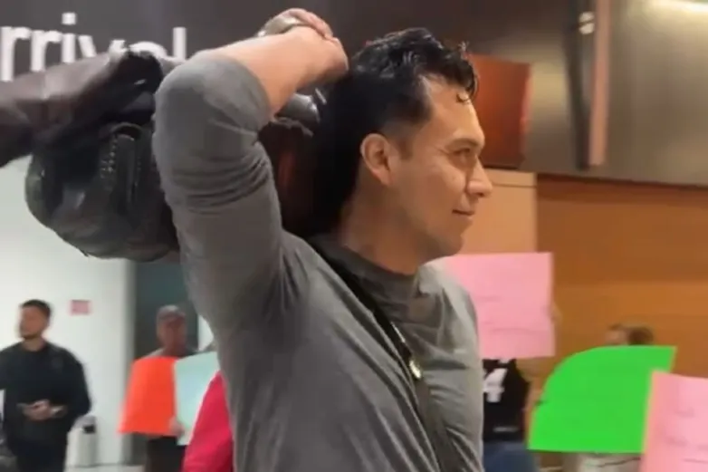 Reciben a Marx Arriaga con pasillo de abucheos en Juárez