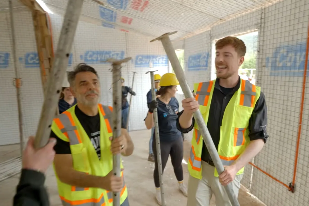 Construyen MrBeast y Eugenio Derbez una escuela en el Estado de México