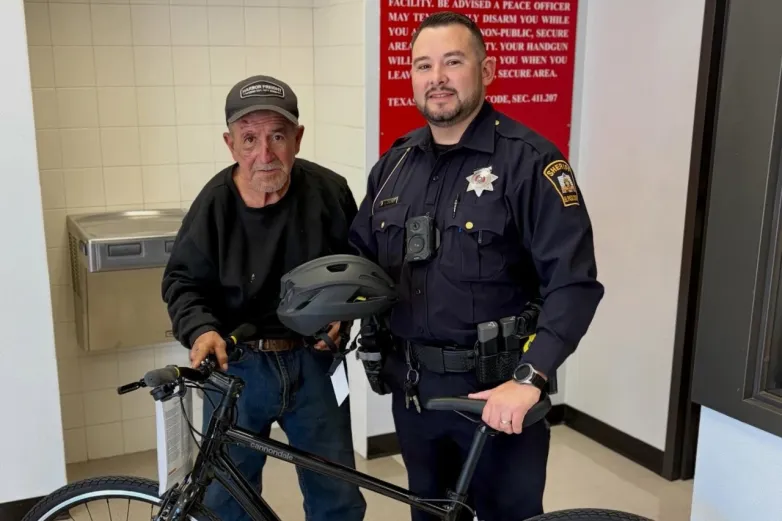 Sheriff de El Paso regala bicicleta a hombre que perdió la suya en accidente