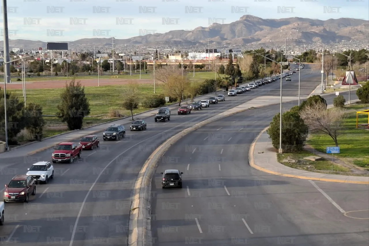 Largas filas para cruzar a El Paso