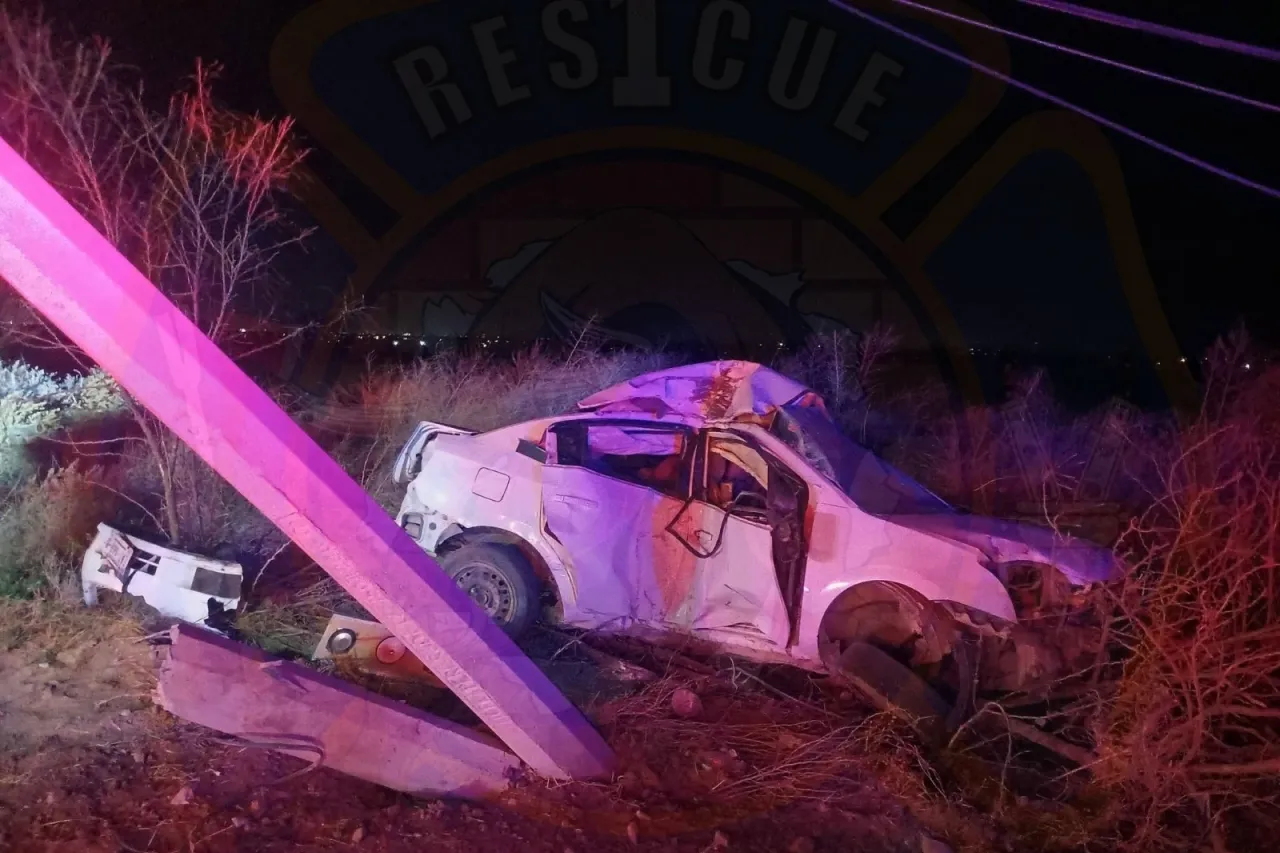Choca auto contra poste y deja un muerto en carretera Juárez–Porvenir