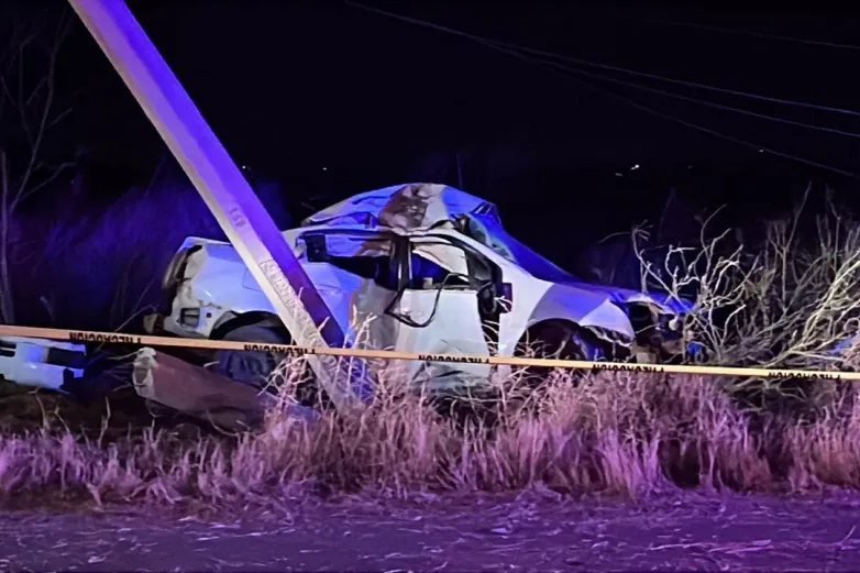 Choca auto contra poste y deja un muerto en carretera Juárez–Porvenir