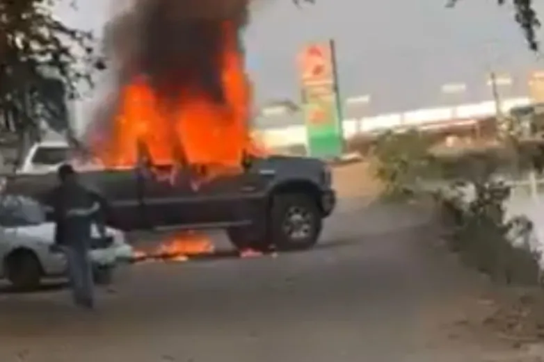 Reportan vehículos incendiados en carreteras de Jalisco 