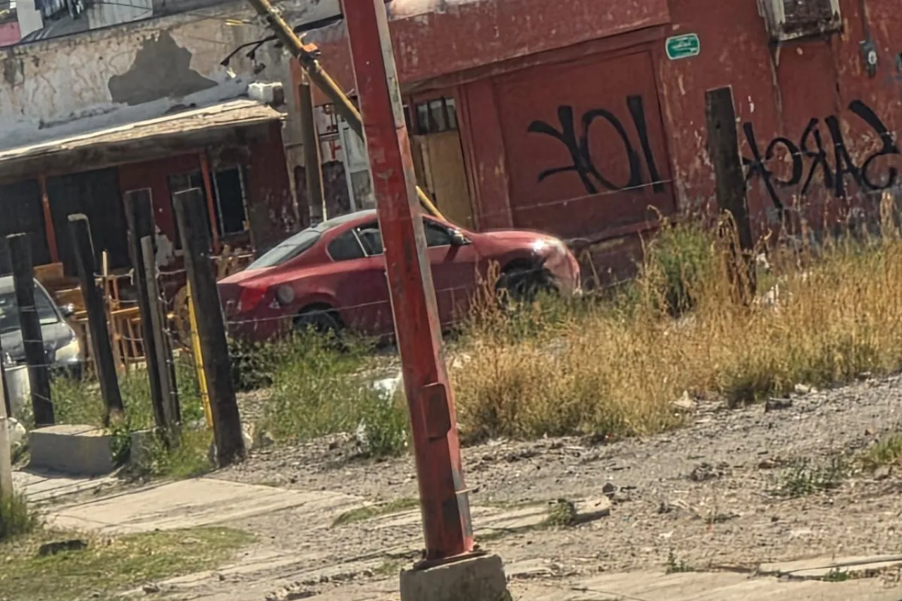 Choca tras perder el control de su Altima en colonia El Barreal