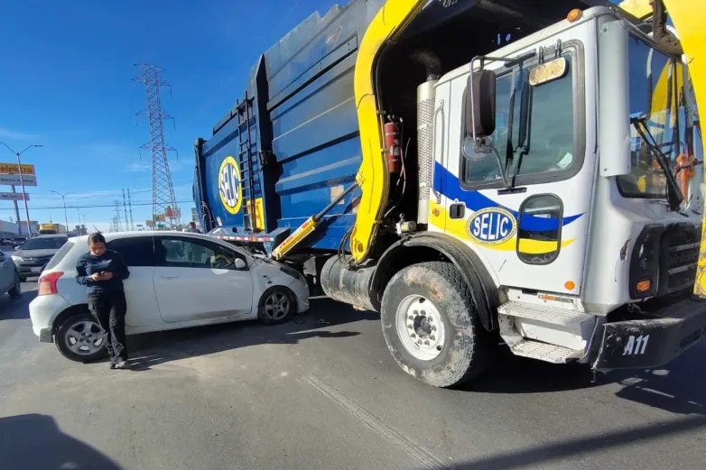 Pierde el control y choca contra tractocamión en avenida De las Torres