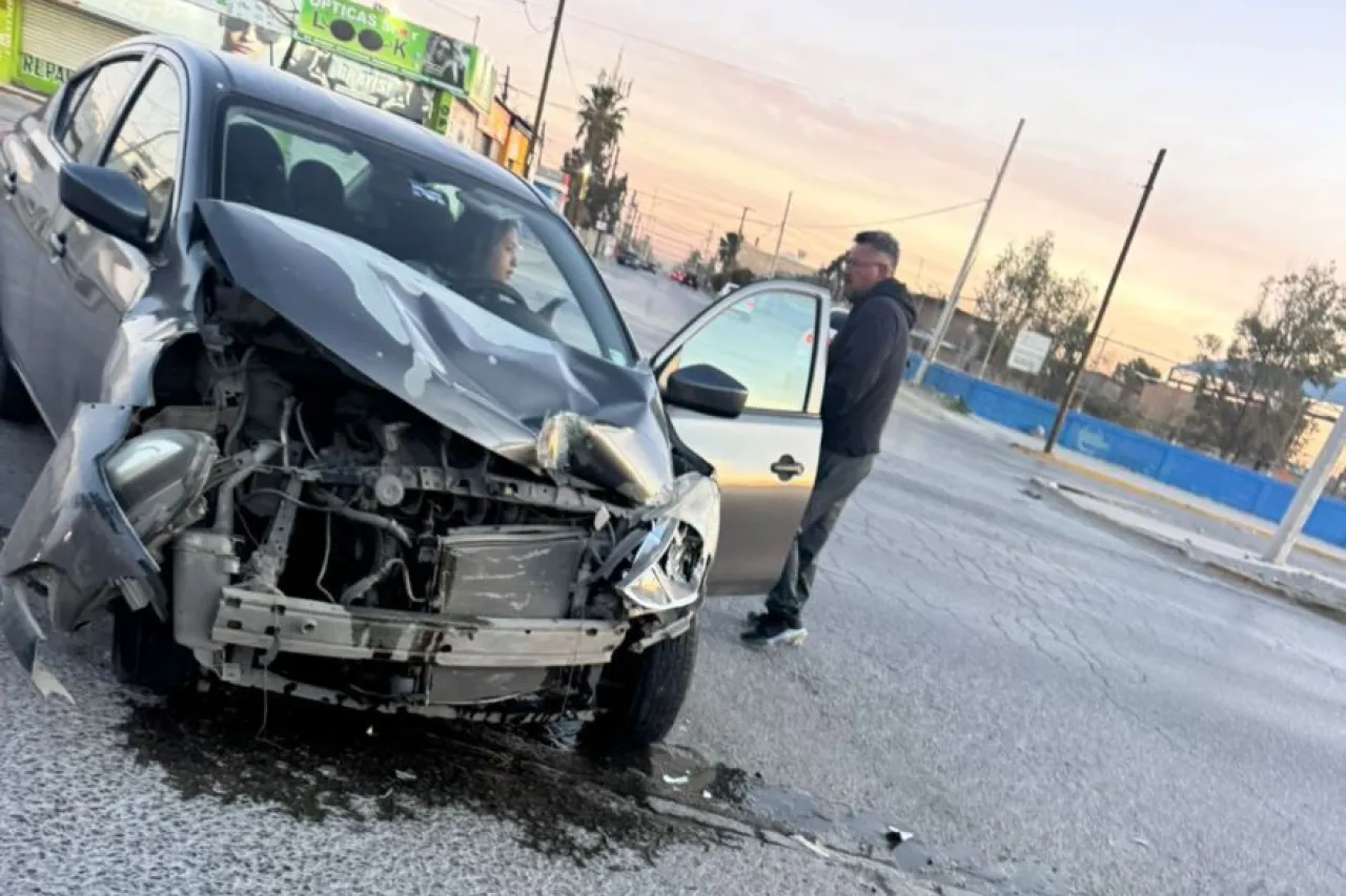 Chocan conductoras tras corte de circulación en bulevar Zaragoza