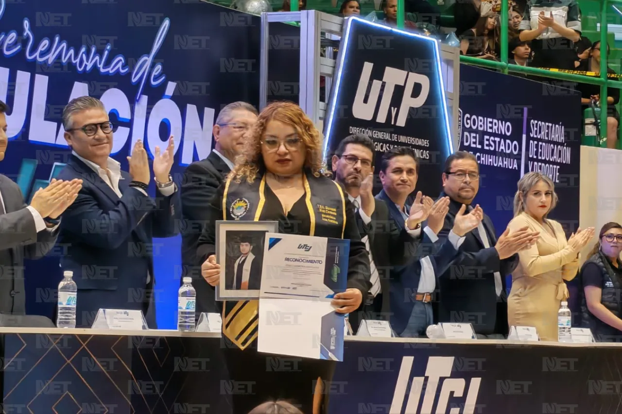 Reconocen en ceremonia de titulación a Giovanni Díaz, víctima de garrapata