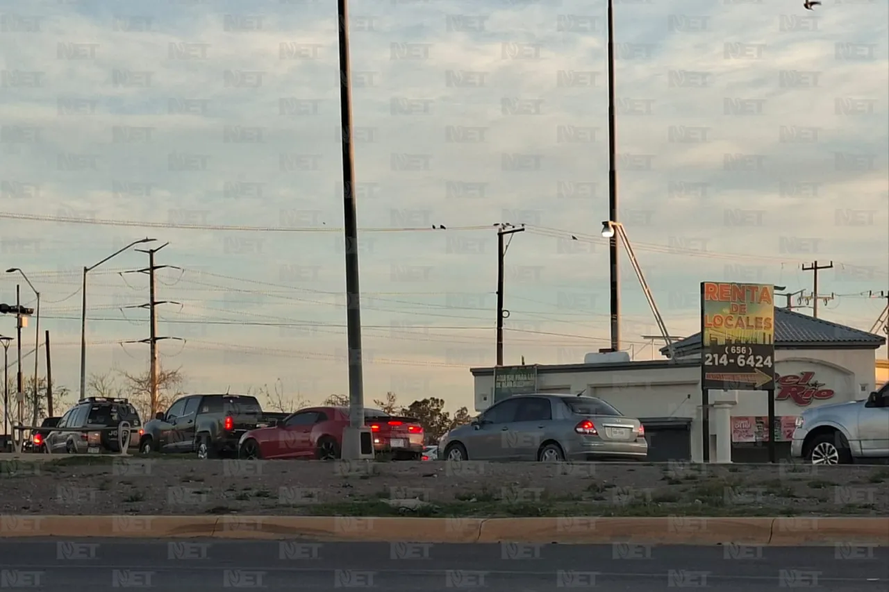 Esperan conductores hasta 2 horas para cruzar a El Paso