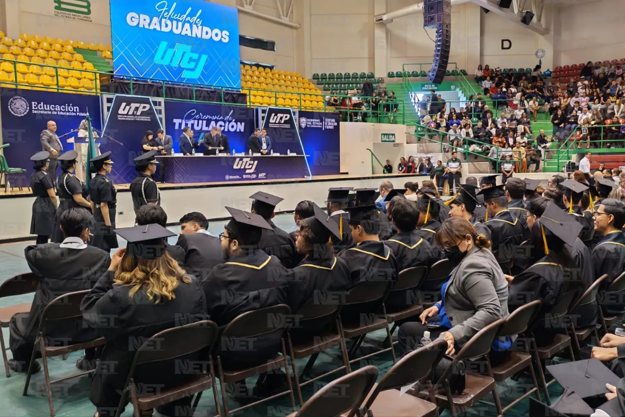 Gradúan mil 298 estudiantes de la UTCJ