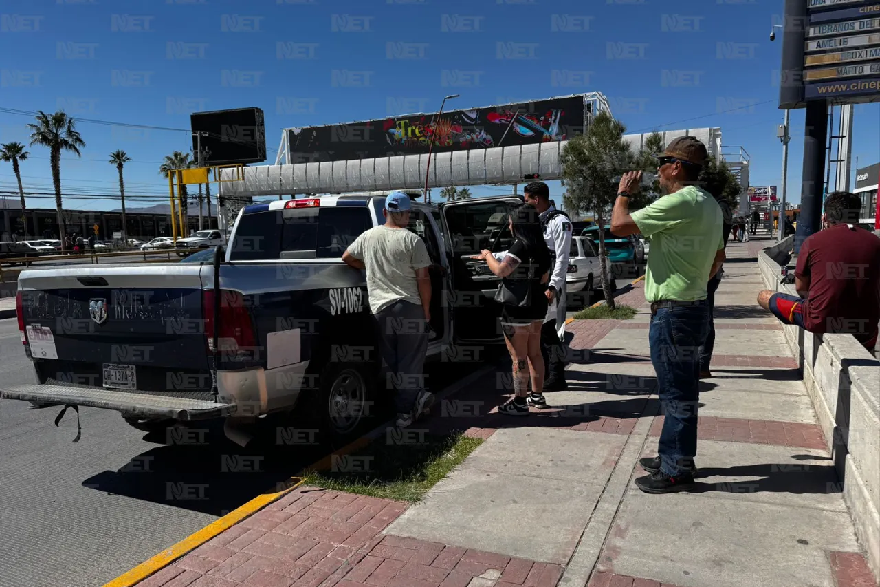 Se pasa semáforo e choca contra auto donde viajaba familia en Juárez