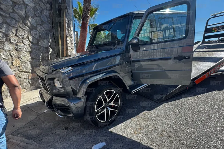 Se impacta Mercedes AMG G 63 contra entrada de fraccionamiento