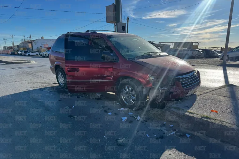 Choca minivan y termina sobre banqueta en colonia Azteca