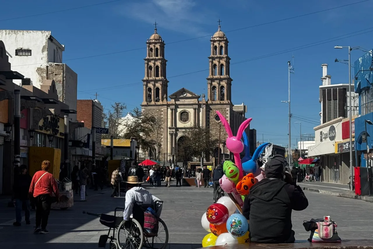 Familias aprovechan sábado soleado para compras y paseo en Centro de Juárez