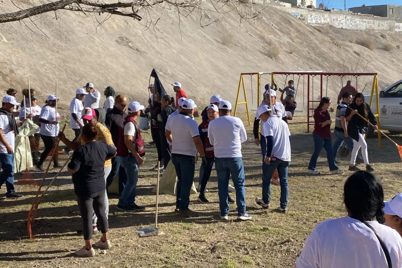 Cruz Pérez Cuéllar participa en programa de limpieza en parque juarense
